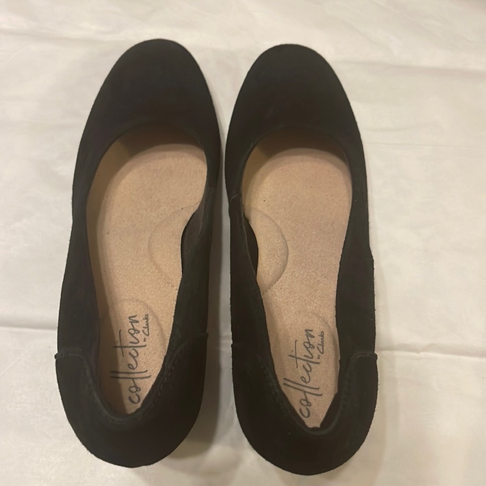 EUC Clarks Collection suede heels size 7